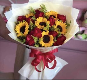 Buquê de 10 Rosas e 6 girassóis